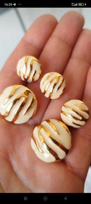 6 Bottoni gioiello vintage panna ed oro. Nuovi.