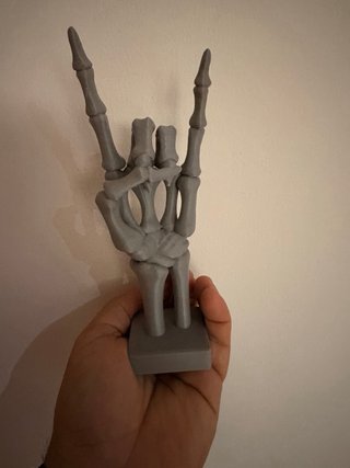 Figura mano esqueleto rock and roll