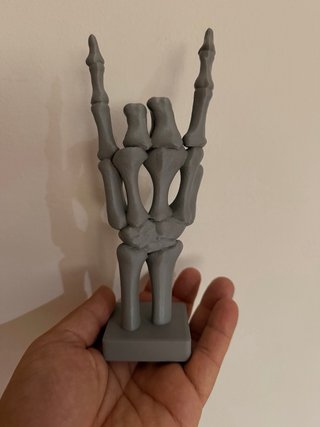 Figura mano esqueleto rock and roll