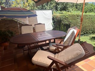 Mesa y 4 sillas de madera para jardín/porche