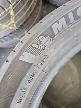 255 45 20  Pirelli  Michelin