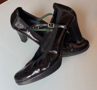 Zapatos de salón negros charol