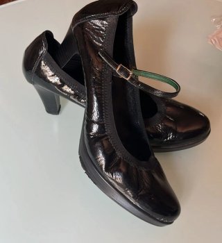Zapatos de salón negros charol