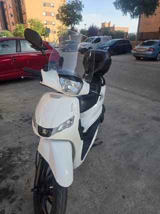 Vendo moto Peugeot tweet 125 con 1800 km