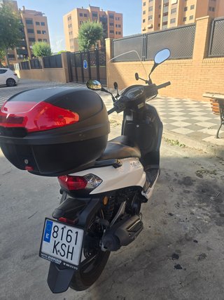 Vendo moto Peugeot tweet 125 con 1800 km