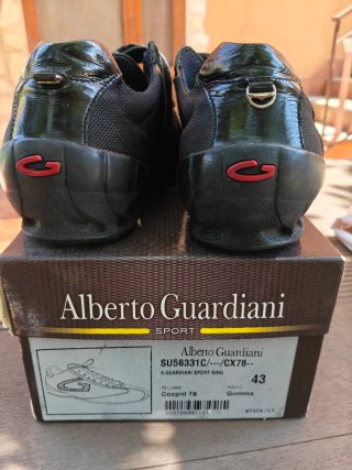 Scarpe sportive nere con velcro