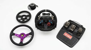 Volante Logitech con pedales y accesorios