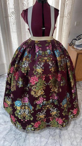 Traje de fallera dos corpiños, farol y manga larga
