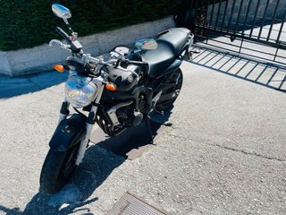 Yamaha fz 600 negra.