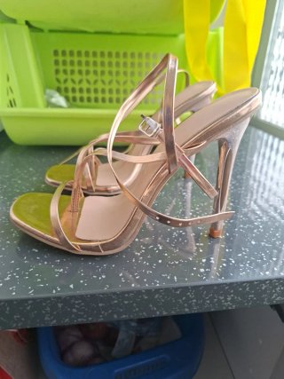 TACONES DORADOS CON TIRAS