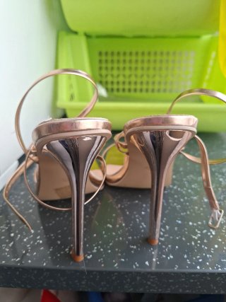 TACONES DORADOS CON TIRAS