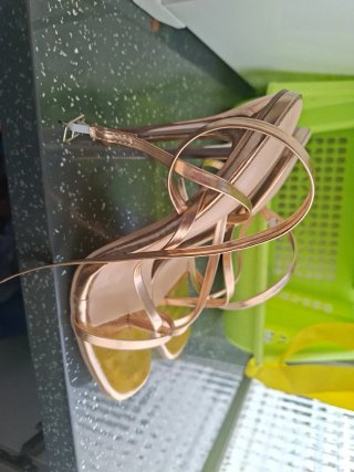 TACONES DORADOS CON TIRAS
