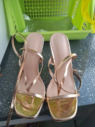 TACONES DORADOS CON TIRAS