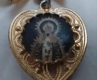 Broche Lazo Vintage con Medalla de Virgen Corazón