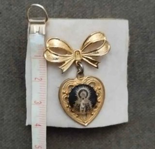 Broche Lazo Vintage con Medalla de Virgen Corazón