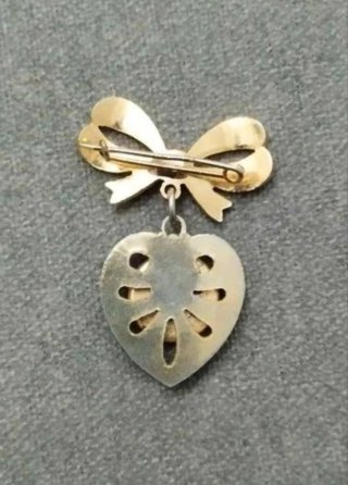 Broche Lazo Vintage con Medalla de Virgen Corazón