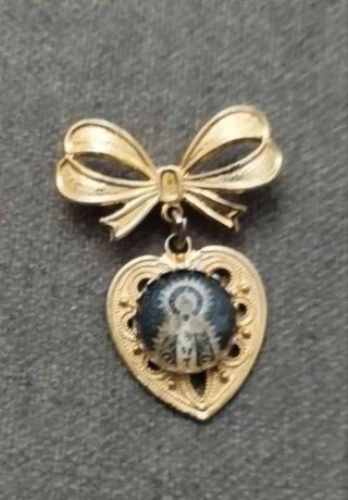 Broche Lazo Vintage con Medalla de Virgen Corazón