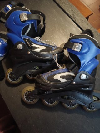 Patines y protecciones azules