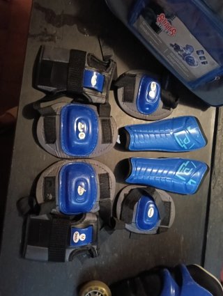 Patines y protecciones azules