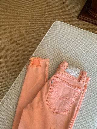Pantalón vaquera efecto lavado color salmón