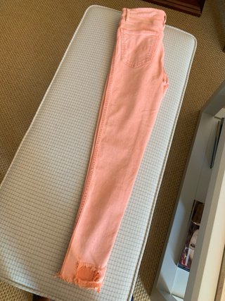 Pantalón vaquera efecto lavado color salmón