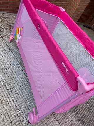Parque cuna rosa con accesorios