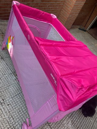 Parque cuna rosa con accesorios