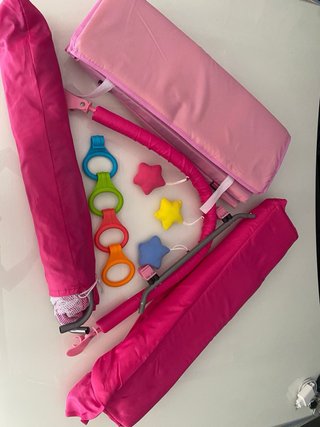 Parque cuna rosa con accesorios