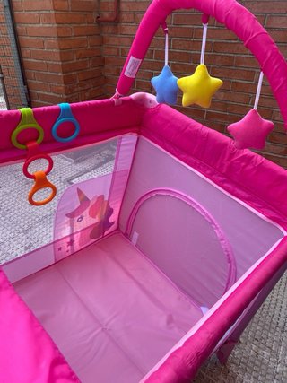 Parque cuna rosa con accesorios