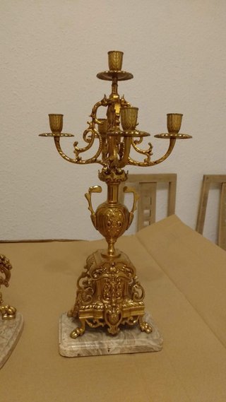 Conjunto Bronce: Reloj y Candelabros