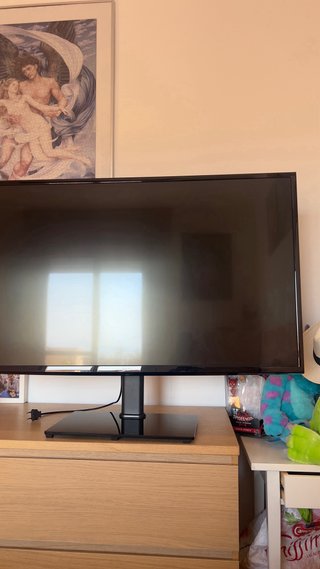 Smart TV LG 42” y soporte giratorio