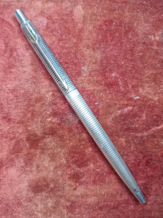 Penna a sfera parker in argento