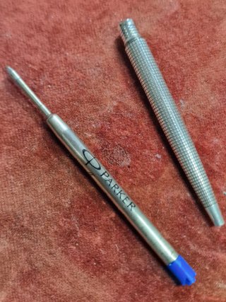 Penna a sfera parker in argento