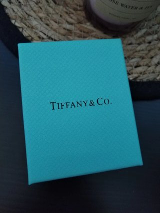 Scatola Tiffany & Co. nell'iconico colore.