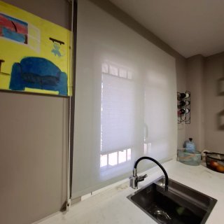 Estore gris para cocina