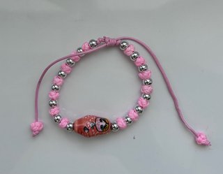 Pulsera rosa de nudos y abalorios