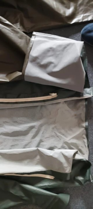 2 Dos trajes de agua