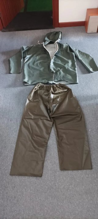 2 Dos trajes de agua
