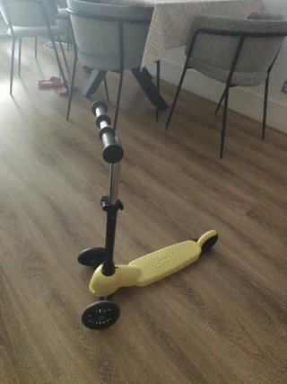Patinete 3 ruedas amarillo recién comprado