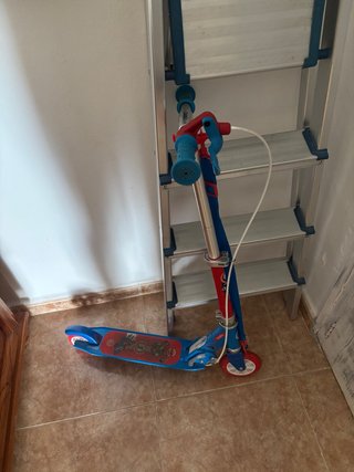 Patinete infantil azul y rojo