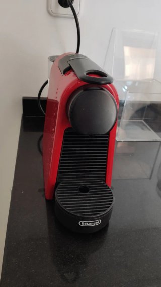 Cafetera cápsulas roja - necesita descalcificar