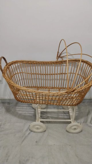 Cuna vintage de mimbre con capota