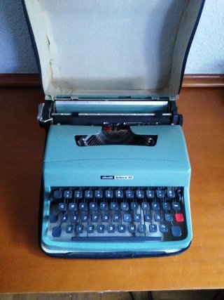 Olivetti lettera 32 con funda aplastada.