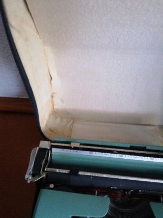 Olivetti lettera 32 con funda aplastada.