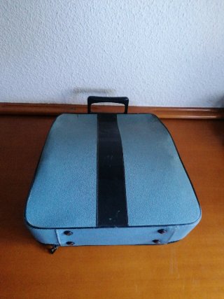 Olivetti lettera 32 con funda aplastada.