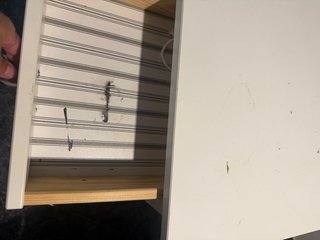 Mesita de noche blanca con cajón