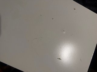 Mesita de noche blanca con cajón