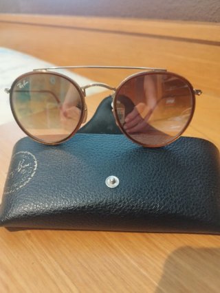 Gafas de sol Ray-Ban doradas y marrones