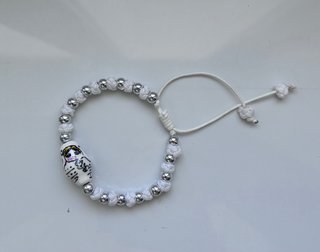 Pulsera blanca de nudos y abalorios