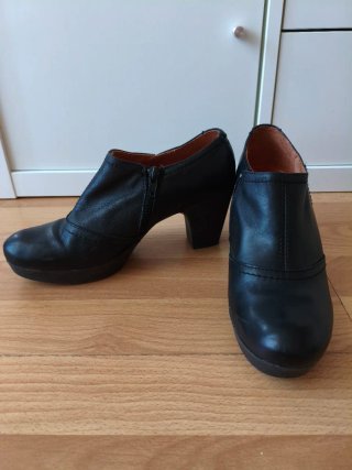 Zapatos de tacón negros de piel seminuevos